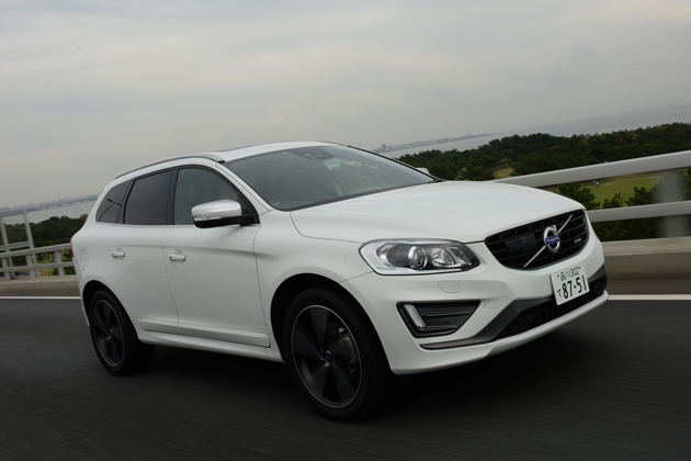 ボルボ XC60 T5 Rデザイン　ボディカラー：クリスタルホワイトパール