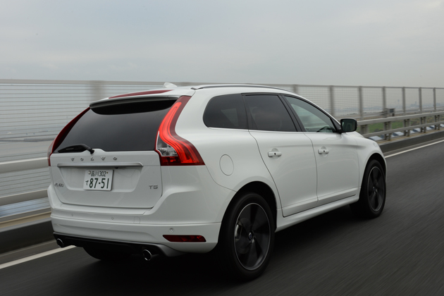 ボルボ XC60 T5 Rデザイン　ボディカラー：クリスタルホワイトパール
