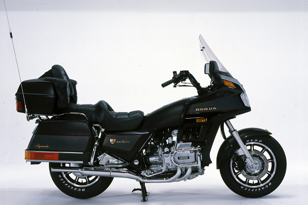 ホンダ、大型二輪「ゴールドウイング」発売40周年記念の特別 ホンダ、大型二輪「ゴールドウイング」発売40周年記念の特別