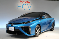 ※写真は2014年6月25日（水）に東京・お台場のMEGA WEBにて開かれた発表会に登場した、トヨタの新型燃料電池自動車FCV