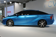 ※写真は2014年6月25日（水）に東京・お台場のMEGA WEBにて開かれた発表会に登場した、トヨタの新型燃料電池自動車FCV