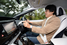 トヨタ 燃料電池自動車（FCV）MIRAI（ミライ）を試乗中の自動車評論家 渡辺陽一郎氏1