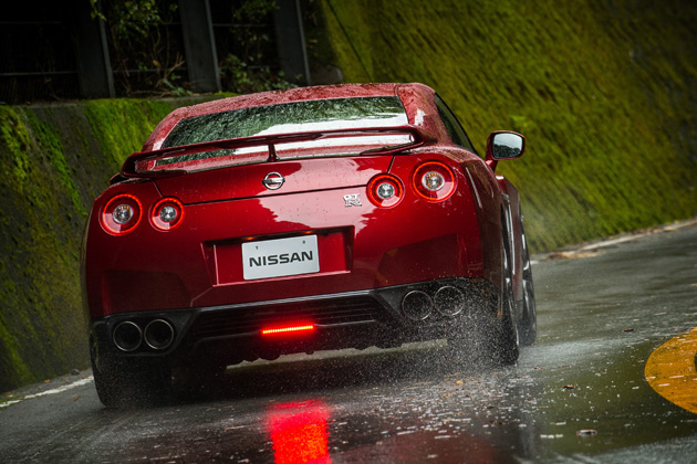 NISSAN GT-R 15年モデル