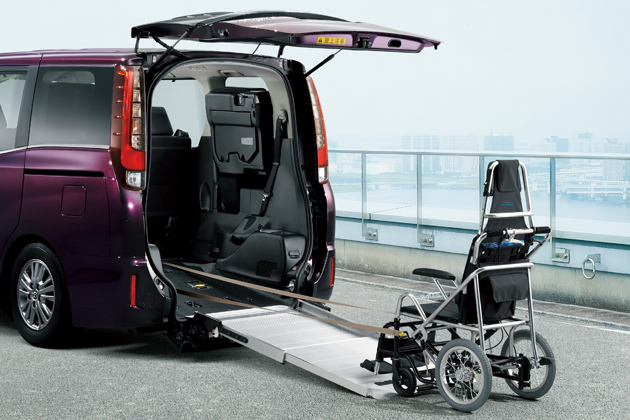 トヨタ 新型ミニバン「エスクァイア」試乗レポート/吉田由美