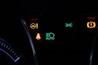 LEDアレイAHS／メーター内、グリーンの照射マークとAUTOの文字のロゴが光っていることで「LEDアレイAHS」が作動していることを表す