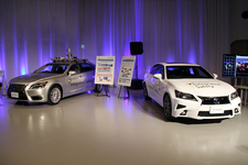 （左）自動運転研究実験車（主に一般道）（右）新型自動運転実験車