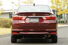 ホンダ 新型ハイブリッドセダン「グレイス」EX（FF/ボディカラー：プレミアムディープロッソ・パール）