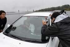 『Gカップ』に水を注がれる様子を見守る学生カーソムリエの竹内さん