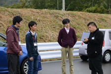 インストラクター岸氏の説明を聞く3人の学生カーソムリエ