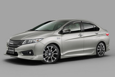 無限パーツを装着した　ホンダ「GRACE（グレイス）」