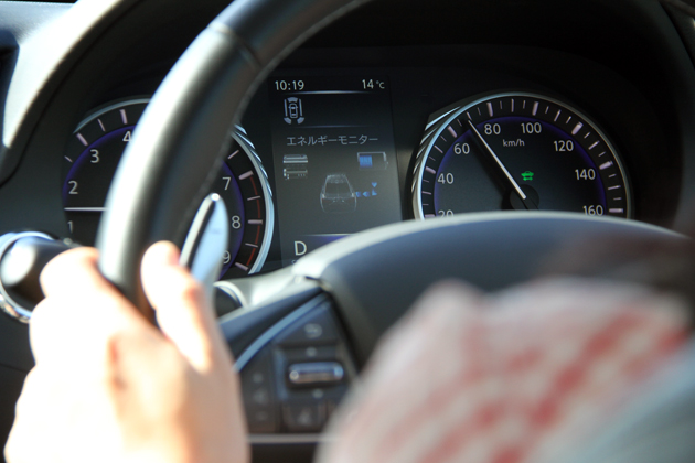 【燃費】日産 スカイライン ハイブリッドで「エコランチャレンジ」／竹岡圭