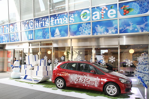 BMW、六本木ヒルズに期間限定カフェ「THE Blue Christmas Cafe by BMW」をオープン