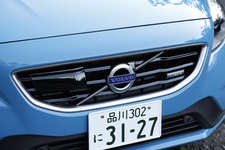 ボルボ V40 T5 R-DESIGN[Drive-E 新型4気筒・8AT搭載 2015年モデル／ボディカラー：レーベルブルー(R-DESIGN専用色)]