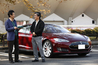 テスラ モデルS オーナーインタビューにて（左）自動車評論家の森口将之氏（右）テスラ モデルSオーナーの西牧哲也氏
