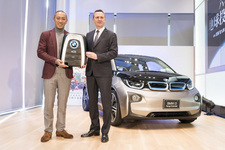 BMW i3のキー（でかっ！）を受け取る市川海老蔵さん