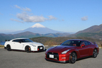 （左）日産 GT-R NISMO 2014年モデル（右）日産 GT-R 2015年モデル
