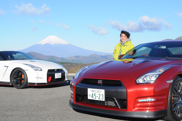 日産 GT-R 2015年モデル(右)とモータージャーナリストの嶋田智之氏