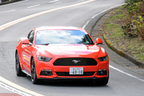 フォード 新型 マスタング「50 YEARS EDITION」[EcoBoost 2.3ターボ／限定350台／左ハンドル／ボディカラー：コンペティションオレンジ] 試乗レポート／森口将之
