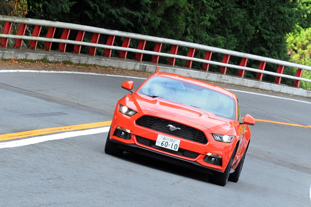 フォード 新型 マスタング「50 YEARS EDITION」[EcoBoost 2.3ターボ／限定350台／左ハンドル／ボディカラー：コンペティションオレンジ] 試乗レポート／森口将之