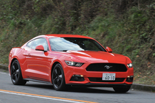 フォード 新型 マスタング「50 YEARS EDITION」[EcoBoost 2.3ターボ／限定350台／左ハンドル／ボディカラー：コンペティションオレンジ] 試乗レポート／森口将之