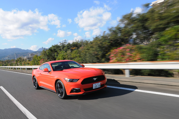 フォード 新型 マスタング「50 YEARS EDITION」[EcoBoost 2.3ターボ／限定350台／左ハンドル／ボディカラー：コンペティションオレンジ] 試乗レポート／森口将之