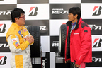（左）モータージャーナリストの山本シンヤ氏（右）レーシングドライバーの山野哲也氏