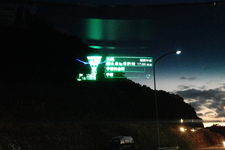 ヘッドアップディスプレイの情報表示のイメージ。実際には文字・ルート情報共に非常に鮮明に写っているが、iPhoneカメラではこれが限界だった