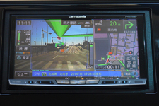 通常の案内画面イメージ。車内前方に搭載されたカメラの映像を使って道案内をしてくれる