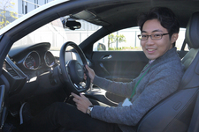 学生カーソムリエの北田さん。特別に座らせていただいたアウディR8の運転席にて