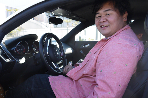 学生カーソムリエの齊藤さん。特別に座らせていただいたアウディR8の運転席にて