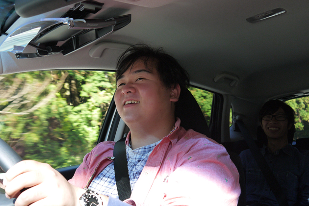部活動では自動車競技もする齊藤さん。箱根の山道では本気モードに突入し、思わずヘッドアップディスプレイを畳んでしまう（笑）