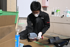 作業中の竹内さん