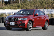 BMW 新型 X6 xDrive50i M Sport[ボディカラー：フラメンコ・レッド・ブリリアント・エフェクト]