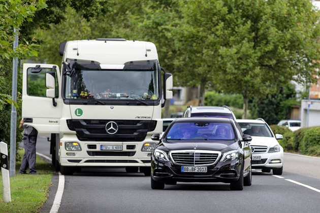 Mercedes-Benz SクラスによるINTELLIGENT DRIVEテスト中の様子