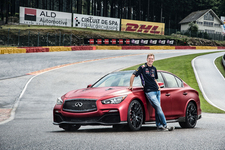 インフィニティQ50_オールージュ(Eau Rouge)コンセプトとセバスチャン・ベッテル選手（F1）