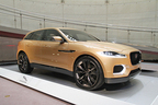 ※写真は日本での発表会の時のもの　「ジャガー スポーツ・クロスオーバー・コンセプト『C-X17（F-PACE）』」