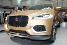 ※写真は日本での発表会の時のもの　「ジャガー スポーツ・クロスオーバー・コンセプト『C-X17（F-PACE）』」