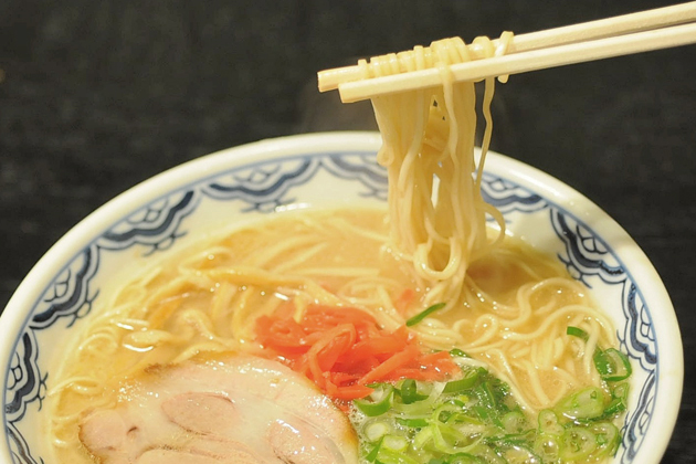 ラーメン王・石神秀幸の「今すぐ食べたい！ラーメンドライブ」Vol.2　夜のこってりラーメン編　第1位「博多ラーメン 赤のれん」[東京都港区]