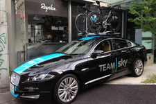 自転車プロチーム「チームスカイ（Team Sky）」専用ラッピングを施したジャガー「XF」