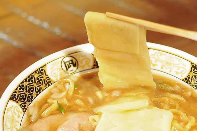 ラーメン王・石神秀幸の「今すぐ食べたい！ラーメンドライブ」Vol.2　夜こそ食べたい”こってり”ラーメン編　第4位「ラーメン凪 煮干王 五反田店」[東京都品川区]