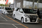 （手前）新型アルファード（奥）新型ヴェルファイア