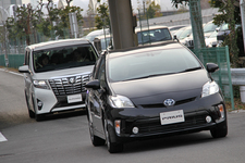 新型アルファード・ヴェルファイアのレーダークルーズコントロールを試乗体験中の様子