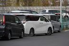 新型アルファード・ヴェルファイアのインテリジェントパーキングアシスト2を試乗体験中の様子