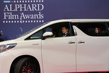 レッドカーペットを新型アルファードで走行して登場する北川景子さんと本木雅弘さん