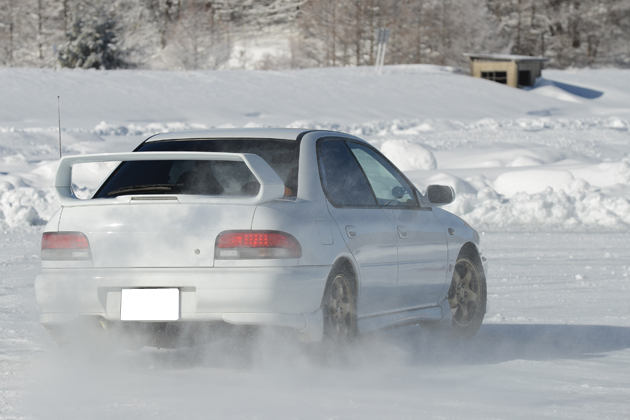 ラリー競技のイメージが強い車種だけに、雪煙がよく似合う