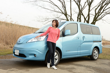 日産 e-NV200と飯田裕子さん