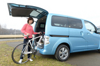 日産 e-NV200からロードバイクを引き出す飯田裕子さん