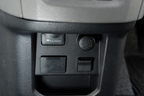 e-NV200では2ヶ所に「パワープラグ（給電機能）」を備えている。画像はセンターコンソール下に設置されているパワープラグ（左上）