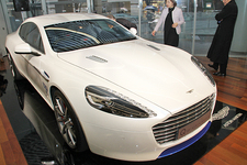 「Q by Aston Martin」の手によって特別にカスタムされた4ドアスポーツサルーン『ラピードS』