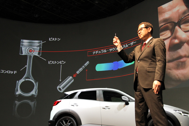 「ナチュラル・サウンド・スムーザー」を説明するマツダ CX-3 開発主査 冨山道雄 氏